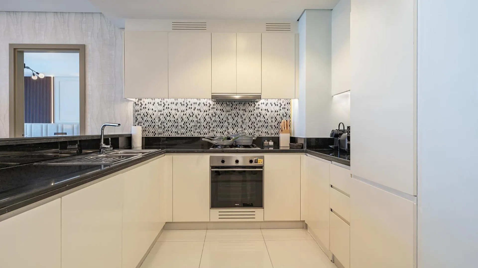 3 Bedroom - Pool Access - 7 Mins To Dubai Mall - Sun Set View 0*,  아랍에미리트