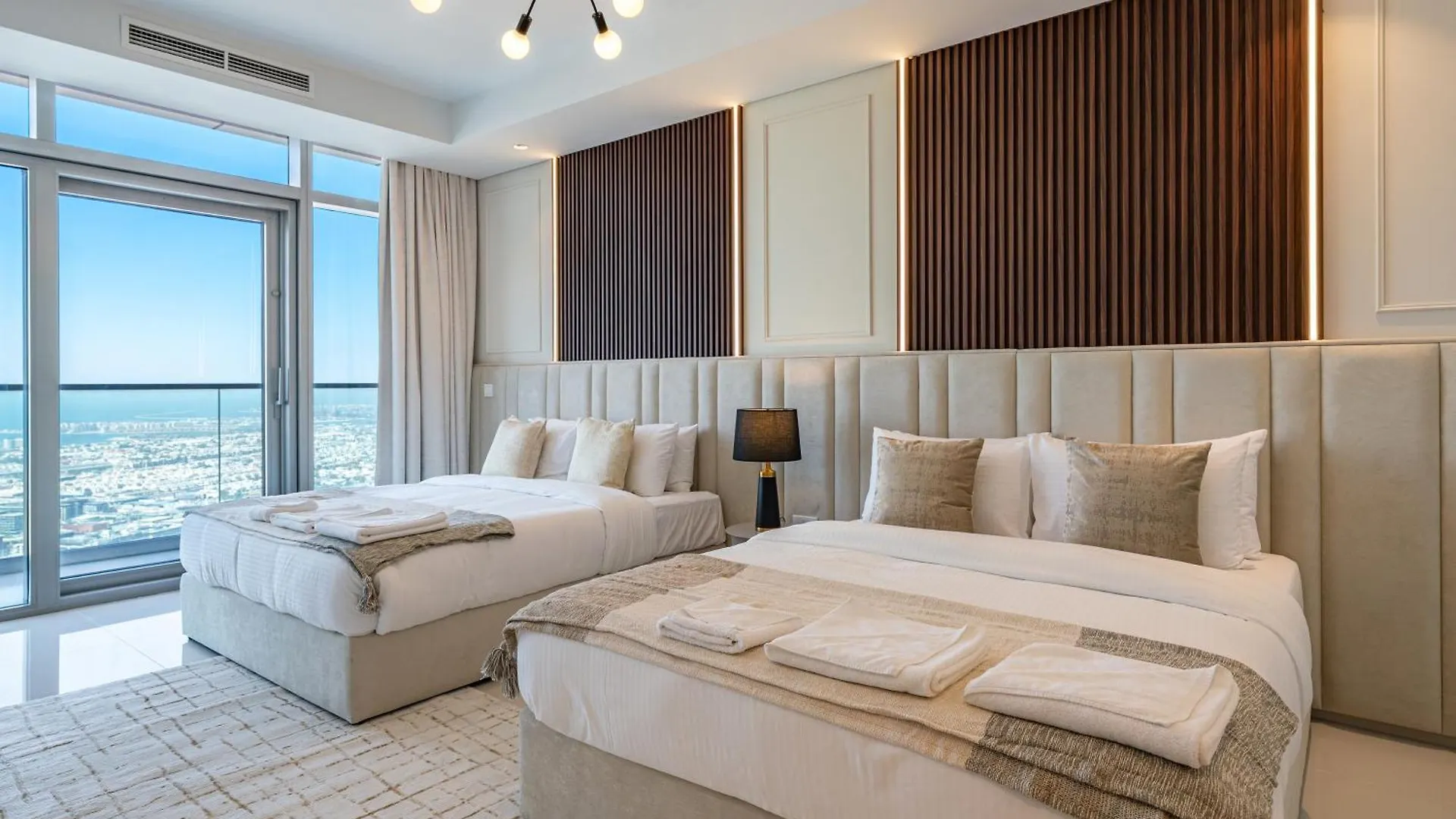 3 Bedroom - Pool Access - 7 Mins To Dubai Mall - Sun Set View 0*,  아랍에미리트